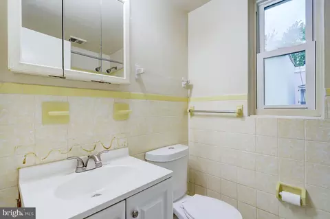 Bath - 1307 Emerald St NE, Washington, DC 20002 photo 1 of 2