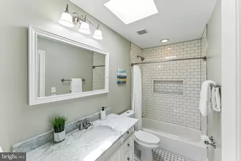Bath - 304 12th St NE, Washington, DC 20002 photo 6 of 6