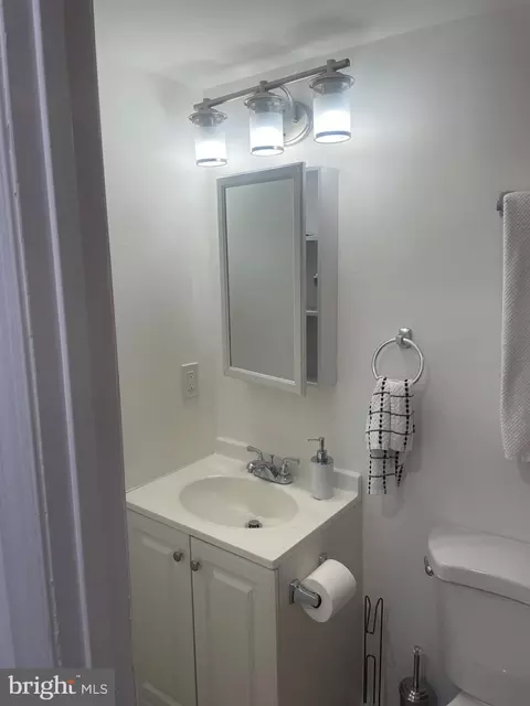 Bath - 906 I St SE #1, Washington, DC 20003 photo 1 of 3