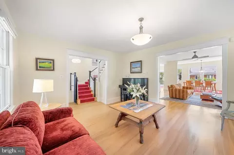 2811 35th St NW, Washington, DC 20007 photo 5