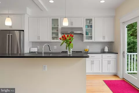 2811 35th St NW, Washington, DC 20007 photo 9