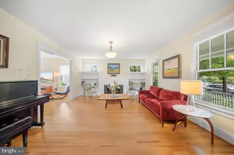 2811 35th St NW, Washington, DC 20007 photo 4