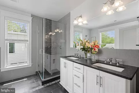 2811 35th St NW, Washington, DC 20007 photo 16
