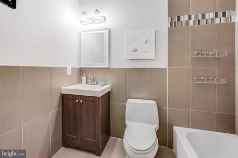 Bath - 27 Todd Pl NE, Washington, DC 20002 photo 4 of 7