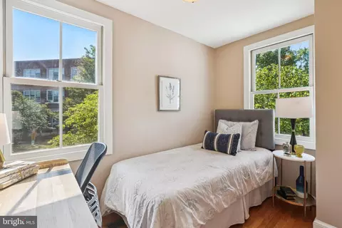 Bedroom - 927 G St SE, Washington, DC 20003 photo 5 of 6