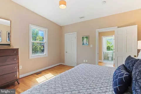 Bedroom - 927 G St SE, Washington, DC 20003 photo 4 of 6