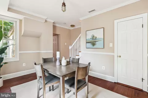 Dining - 927 G St SE, Washington, DC 20003 photo 3 of 6