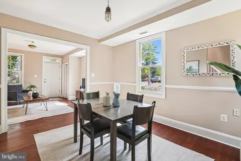 Dining - 927 G St SE, Washington, DC 20003 photo 1 of 6