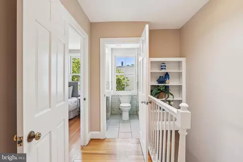 Entry Way - 927 G St SE, Washington, DC 20003 photo 3 of 3