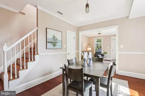 Dining - 927 G St SE, Washington, DC 20003 photo 4 of 6