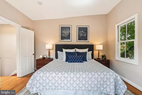 Bedroom - 927 G St SE, Washington, DC 20003 photo 2 of 6