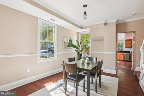 Dining - 927 G St SE, Washington, DC 20003 photo 5 of 6