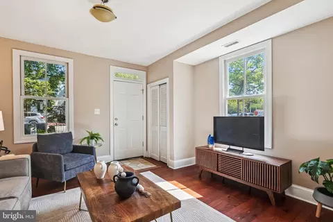Entry Way - 927 G St SE, Washington, DC 20003 photo 1 of 3