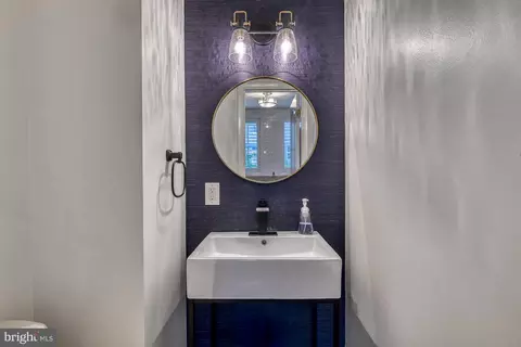 Bath - 1415 Ames Pl NE, Washington, DC 20002 photo 1 of 5