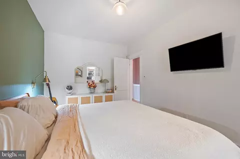 Bedroom - 2009 37th St NW, Washington, DC 20007 photo 3 of 6