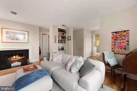 317 10th St NE #13, Washington, DC 20002