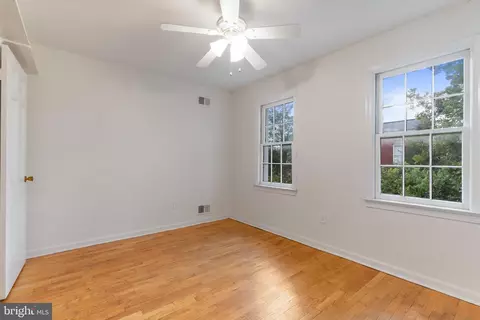 Bedroom - 542 7th St SE, Washington, DC 20003 photo 4 of 4