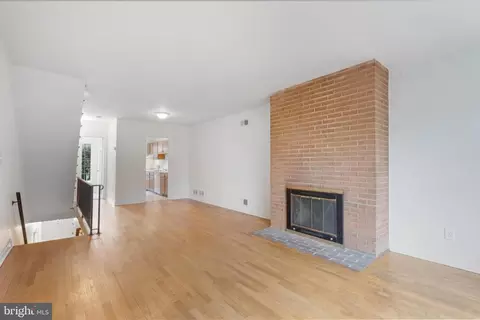 Living - 542 7th St SE, Washington, DC 20003 photo 6 of 7