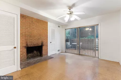 Living - 542 7th St SE, Washington, DC 20003 photo 2 of 7