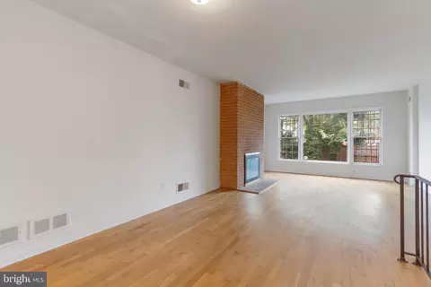 Living - 542 7th St SE, Washington, DC 20003 photo 5 of 7