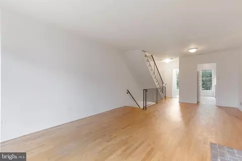 Living - 542 7th St SE, Washington, DC 20003 photo 4 of 7