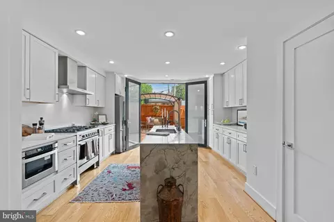 320 A St NE, Washington, DC 20002 photo 2