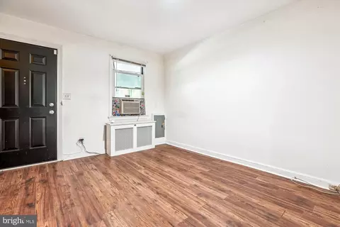 Living - 428 20th St NE, Washington, DC 20002 photo 2 of 3