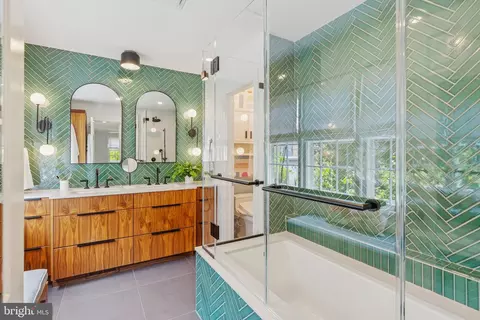 Bath - 657 E Street St SE, Washington, DC 20003 photo 4 of 7
