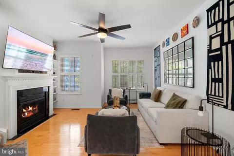 Living - 1215 V St NW, Washington, DC 20009 photo 2 of 2