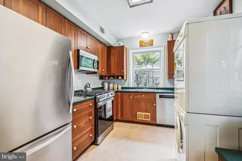 925 G St SE, Washington, DC 20003 photo 10