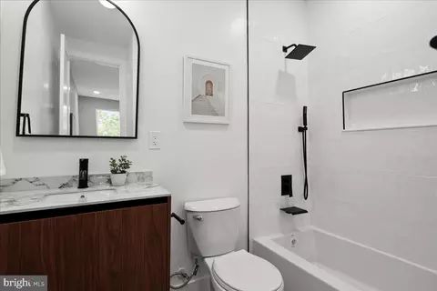 Bath - 1008 4th St NE #2, Washington, DC 20002 photo 6 of 9