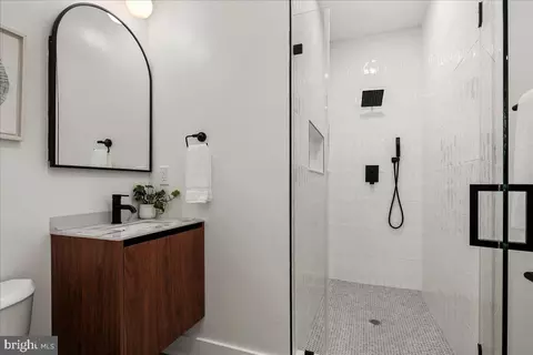 Bath - 1008 4th St NE #2, Washington, DC 20002 photo 8 of 9