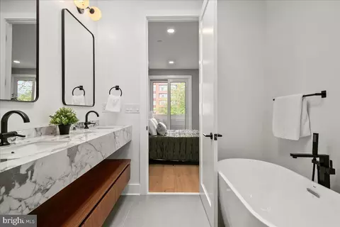 Bath - 1008 4th St NE #2, Washington, DC 20002 photo 5 of 9