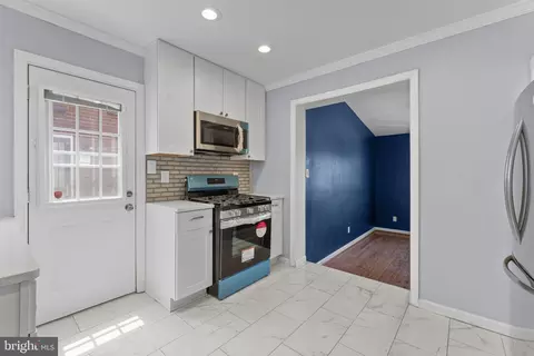 Entry Way - 821 Oglethorpe St NE, Washington, DC 20011 photo 4 of 7