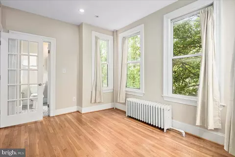 Living - 304 2nd St SE, Washington, DC 20003 photo 4 of 10