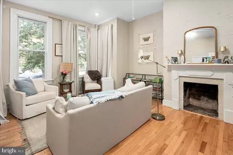 Living - 304 2nd St SE, Washington, DC 20003 photo 8 of 10