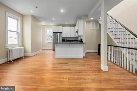 Living - 304 2nd St SE, Washington, DC 20003 photo 2 of 10