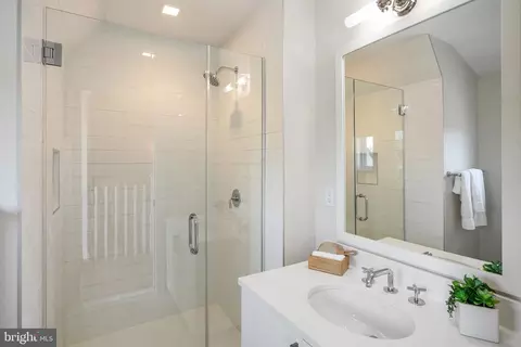 420 13th St SE, Washington, DC 20003 photo 32