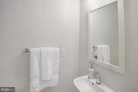 420 13th St SE, Washington, DC 20003 photo 15