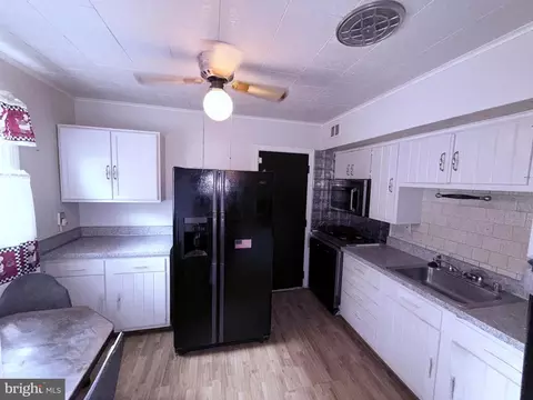 Entry Way - 5908 NE 8th St NE, Washington, DC 20011 photo 2 of 10