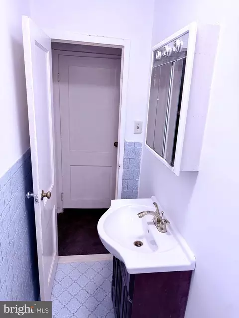 Bath - 5908 NE 8th St NE, Washington, DC 20011 photo 2 of 4