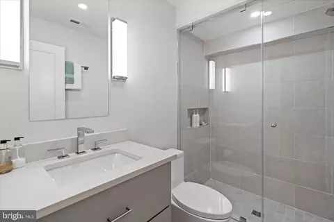 3274 P St NW, Washington, DC 20007 photo 32