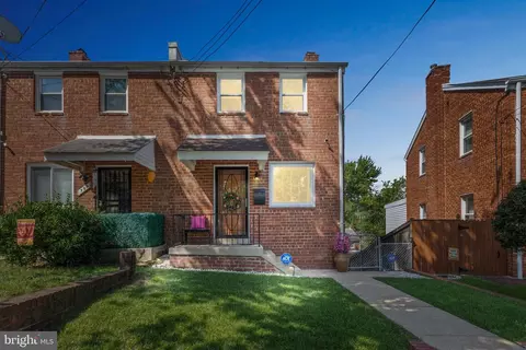 707 Hilltop Ter SE, Washington, DC 20019