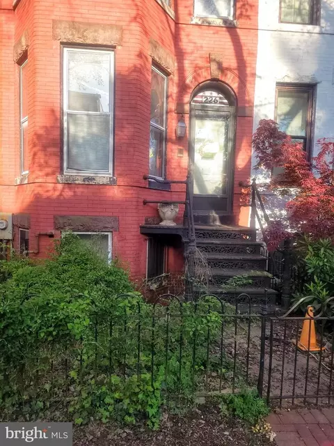 226 10th St SE, Washington, DC 20003 photo 2