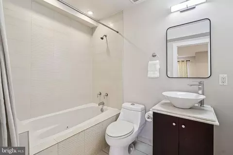 Bath - 1409 G St NE #2, Washington, DC 20002 photo 1 of 4