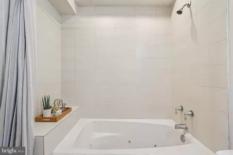 Bath - 1409 G St NE #2, Washington, DC 20002 photo 2 of 4