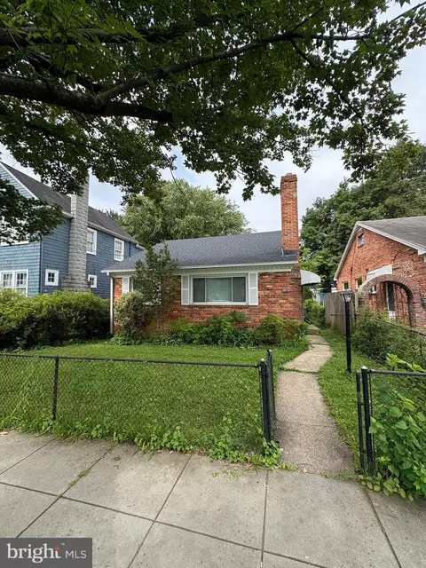 4916 43rd St NW, Washington, DC 20016