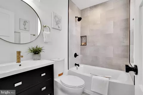 Bath - 1618 G St SE, Washington, DC 20003 photo 5 of 9