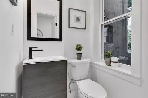 Bath - 1618 G St SE, Washington, DC 20003 photo 2 of 9