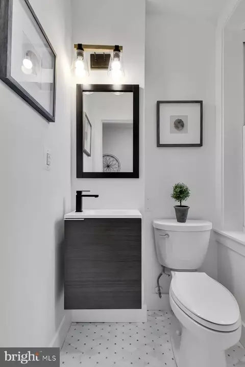 Bath - 1618 G St SE, Washington, DC 20003 photo 3 of 9